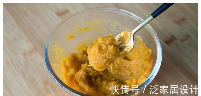 烤盘|红薯最好吃又简单的做法，打入2个鸡蛋，不用加水，出锅金黄诱人