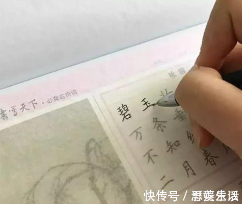 印刷体|3年级男孩的作业本走红,字迹堪比“印刷体”,妈妈却开心不起来