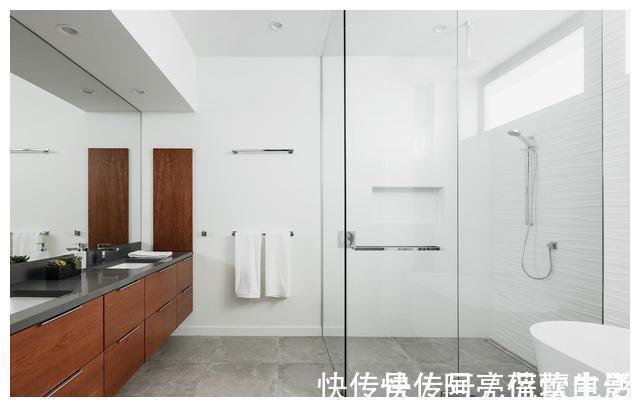 私人|外国佬自建私人别墅,大量混凝土砖设计,谁说别墅就得花几百万