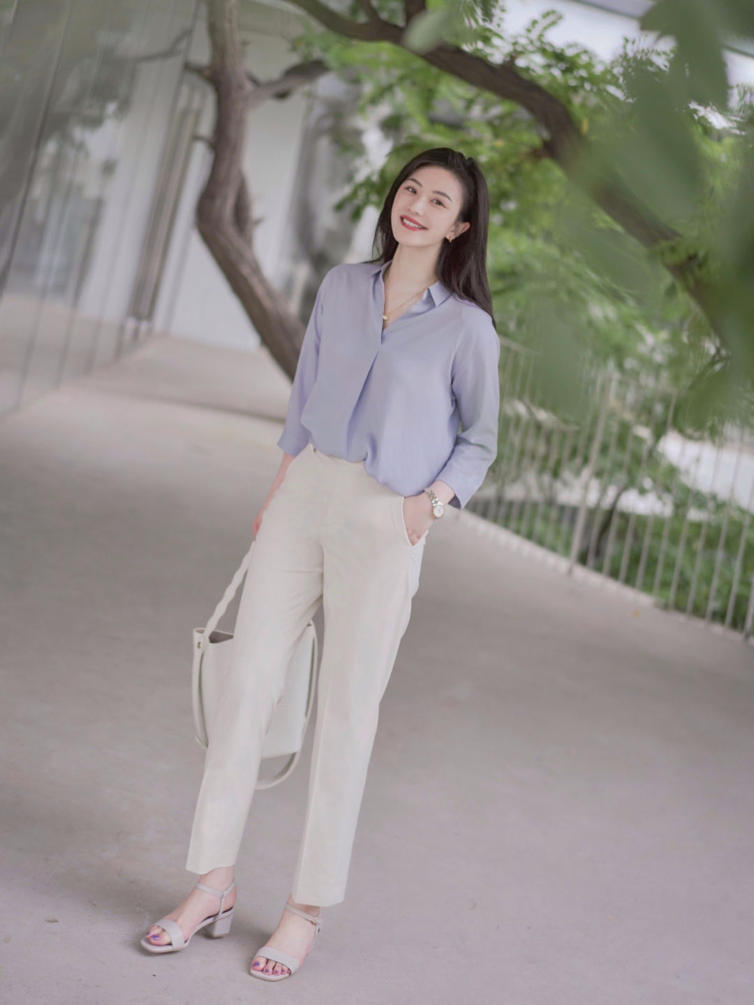 衬衫 秋天的“浅蓝色”衬衫真流行!搭配西装裤和大波浪卷发,魅力全开