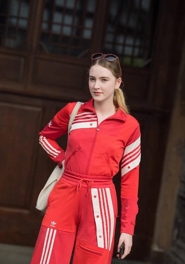 路人街拍，小姐姐搭配精致大方的短裙，简单又减龄