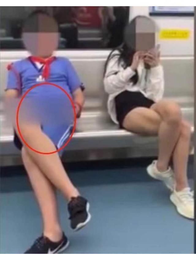小学生地铁不雅动作、00后不雅行为,有人支持有人怼,你怎么看?