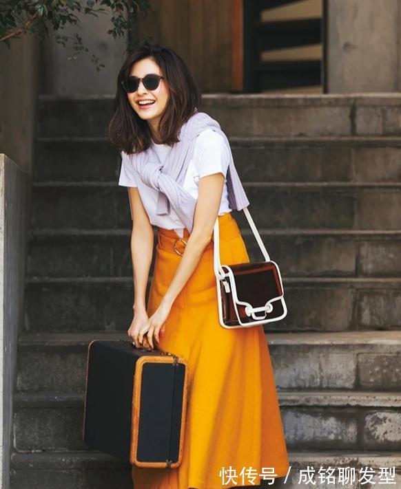 白色t恤|不管多大年纪,学会“白T恤+彩色下装”减龄搭配公式,谁穿都时髦