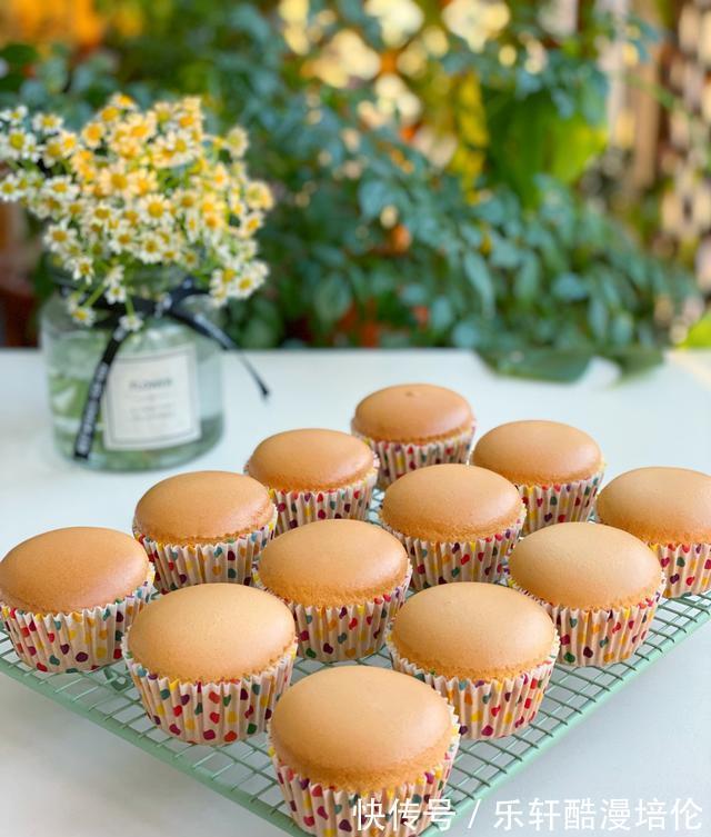 想吃杯子蛋糕不用买，在家轻松做出水光肌小蛋糕，不皱不裂又饱满