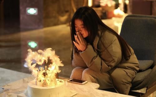 好声音|是好声音最年轻冠军,单依纯签约李健好友公司,白色大摆裙纯美