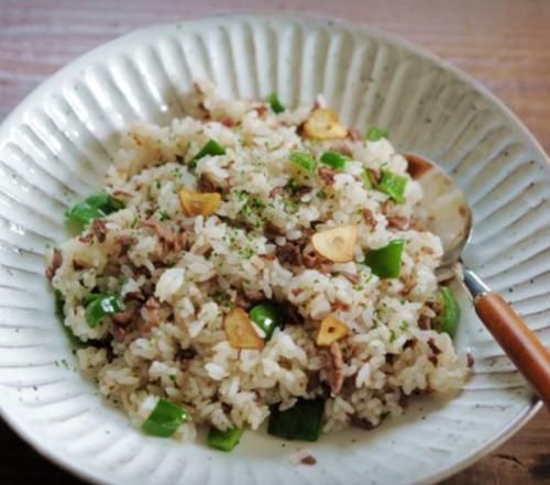  简单家常菜：酱爆豆腐，香椿拌鱼片，家常炒排骨，蒜香牛肉炒饭