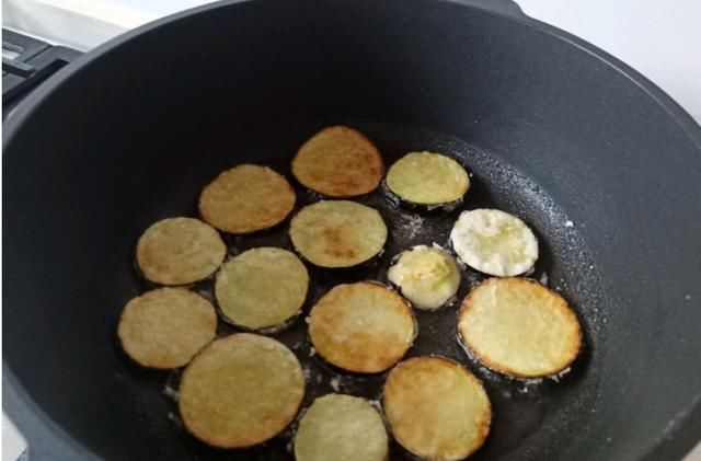 下饭|茄子这样做简直太香了，解馋又下饭，一周吃4次都不嫌多