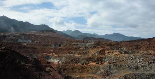 全力|小富翁指使家人杀害表哥,跑路后创商业帝国,中国危难时全力援助