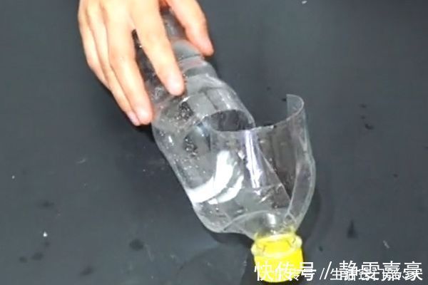 塑料瓶别再扔了，这样剪一刀，变废为宝！家家户户都用的到！
