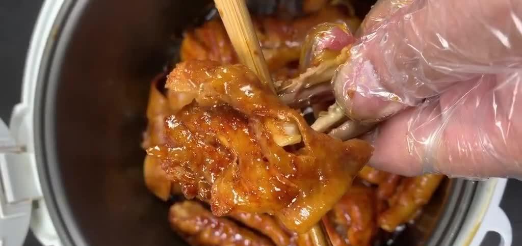 懒人版电饭煲菜,咸香微辣软烂脱骨,营养美味全家人都抢着吃