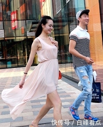 身材|街拍:小姐姐身材成熟性感迷人,风韵十足,你最喜欢哪一个?