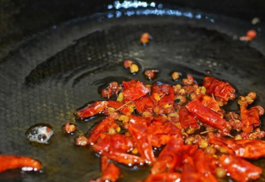 煮花生米别再傻傻加水,只需加一瓶“饮料”,花生入味还贼香!