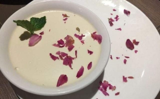 玫瑰|牛奶只会傻傻直接喝?学会这1招,不烤不蒸,做出孩子爱吃的甜品