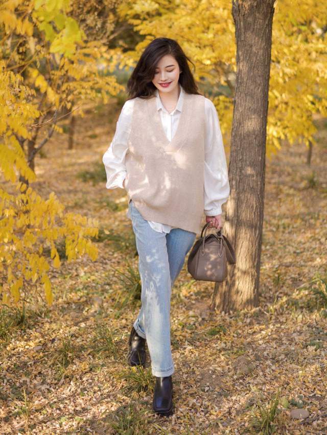 风衣|秋季，女神博主穿搭示范，白衬衫+针织背心搭配牛仔裤，高级洋气