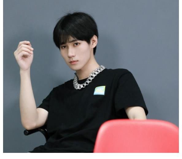 撞衫|时代少年团成年组终合体,马嘉祺出现仅一秒,与何老师意外撞衫