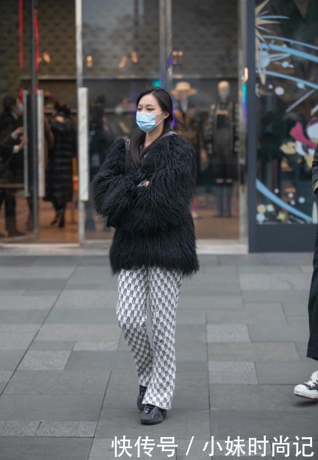 上衣|要想穿搭更前卫,不要只穿单调的单色裤,纹理裤搭配更时尚