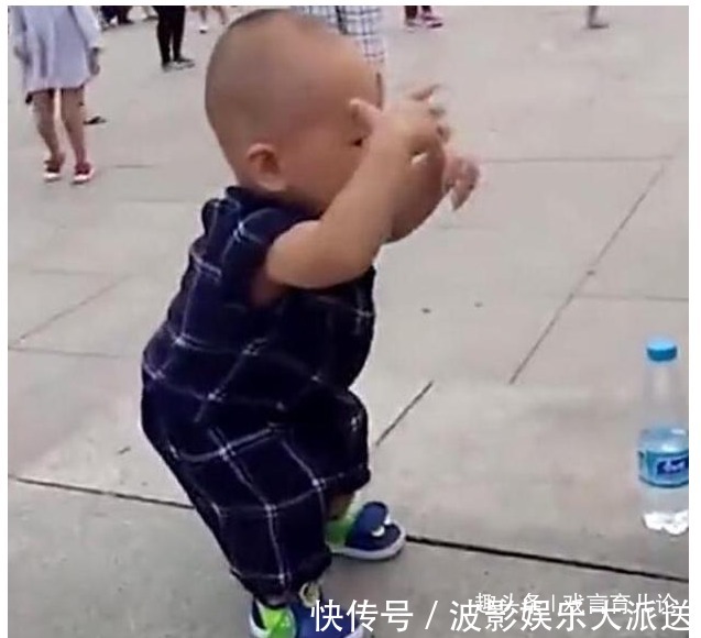 出差|妈妈出差,把宝宝交给奶奶,回来看到宝宝跳广场舞,妈妈笑喷了