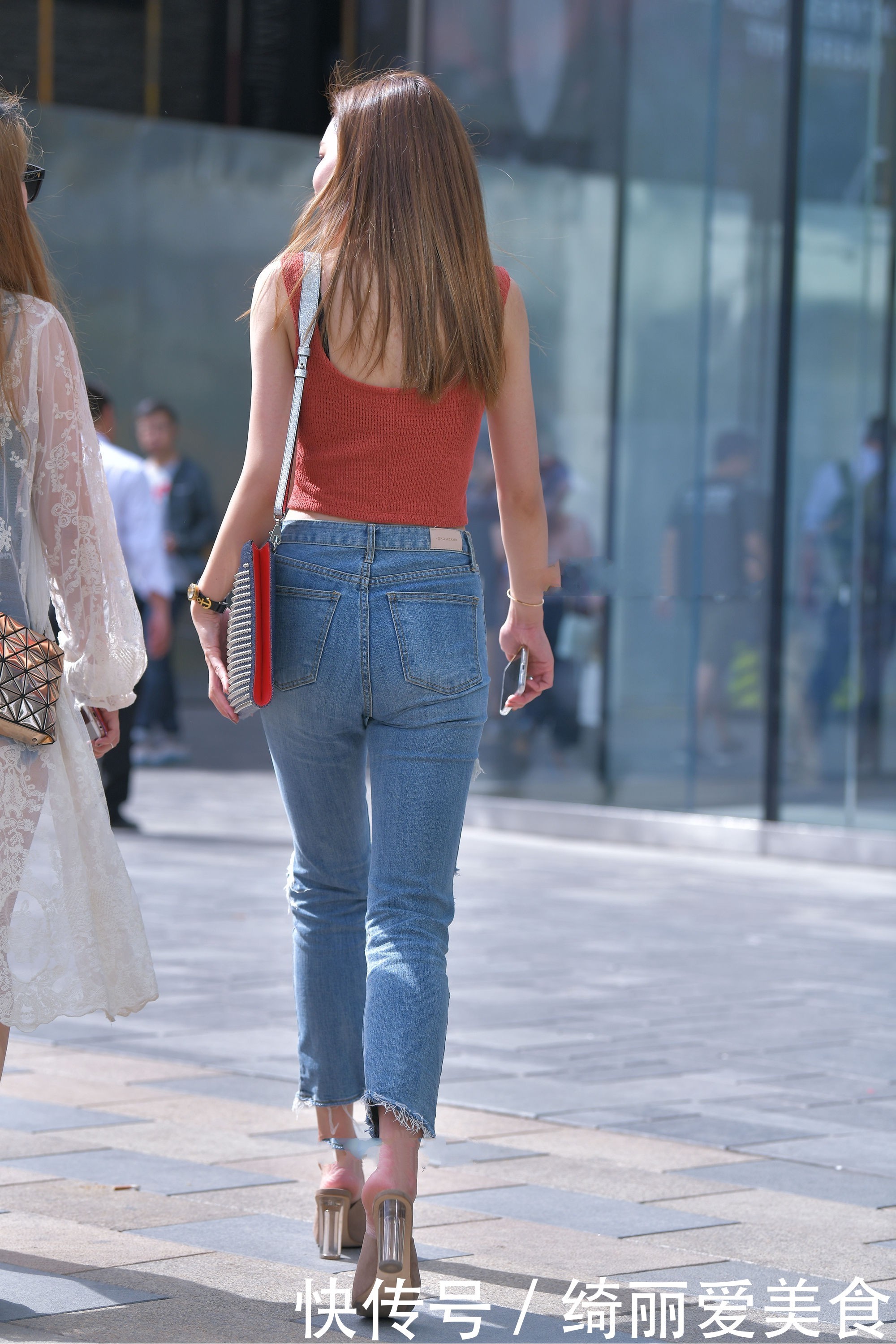 豆沙粉U型吊带搭配破洞牛仔裤,舒适时尚,青春减龄