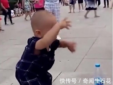 出差|奶奶带着2岁孙子去广场,宝妈出差回来看到后,被孩子的动作逗乐