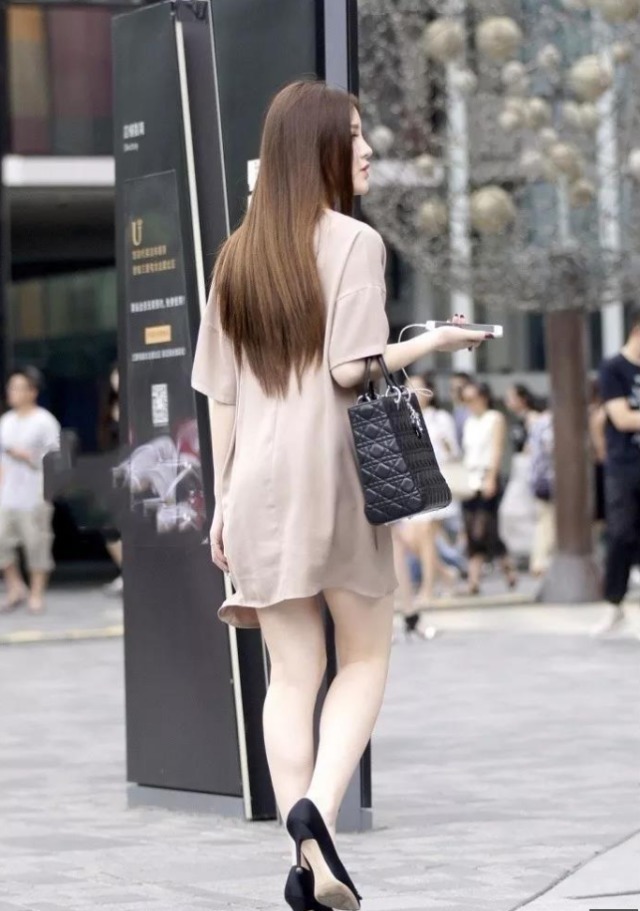 街拍有个这么干练的秘书,老板真是好福气