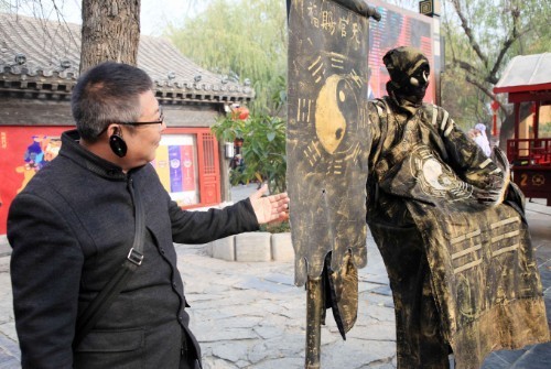 表演|小伙扮铜像街头表演人体悬浮术,有人抢着合影,有人急着揭秘