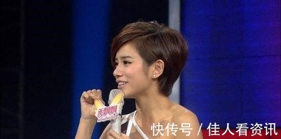 知名女主持现场失误，漏穿一件衣服，张国立全程60分钟没敢转头