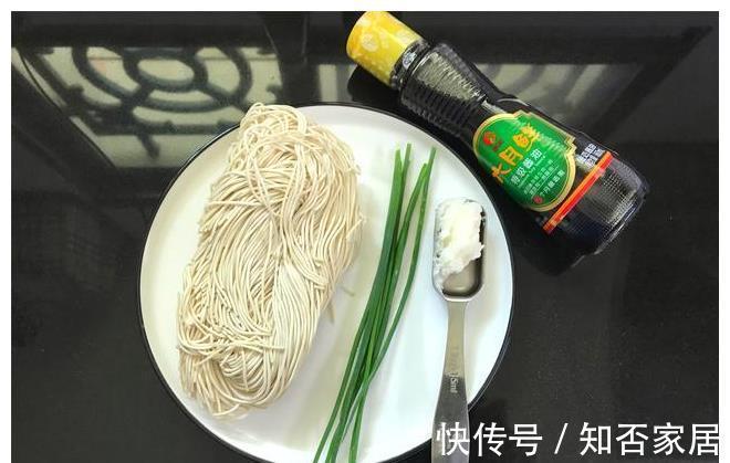 做法|夏天,面条最简单的做法,5分钟上桌,劲道滑爽又开胃,百吃不腻