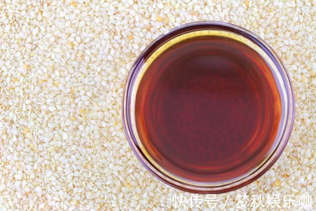 买香油,别管啥牌子,拿手上晃晃便知真假,再也不怕买到勾兑的了