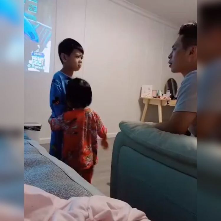 哥哥|感情超好兄妹走红,妹妹哥哥你快走,我帮你挡着,爸爸不敢揍我