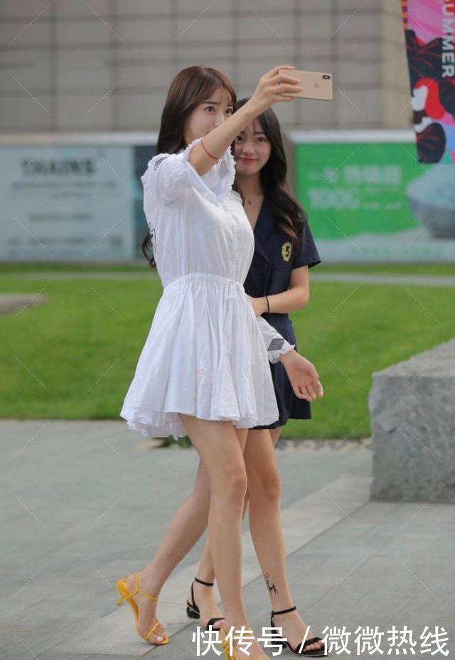 纯白色连衣裙穿出小仙女的既视感,黄色束脚鞋让脚型更完美