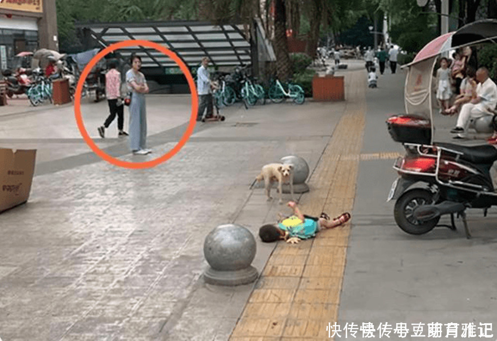 如松|母子当街上演“对抗赛”，男孩为要玩具满地打滚，一旁宝妈站如松