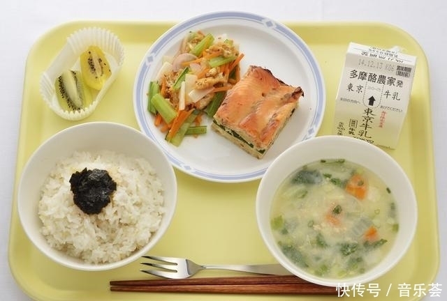 日本学生的真实生活：小学生独自上学，女生打扮时尚