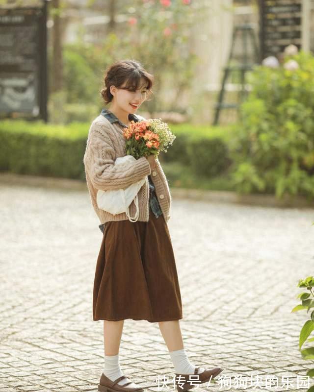 半身裙 秋天,针织衫怎么穿才是正解?学会几个搭配公式,提升气质又好看
