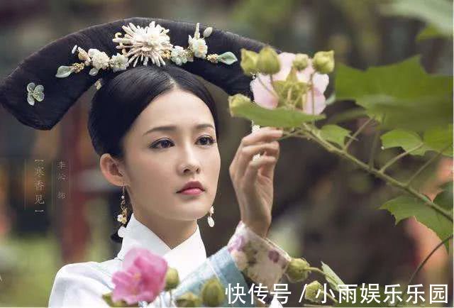 李沁挽張若昀胳膊上熱搜,女演員為了避嫌也需“禮儀手”嗎?