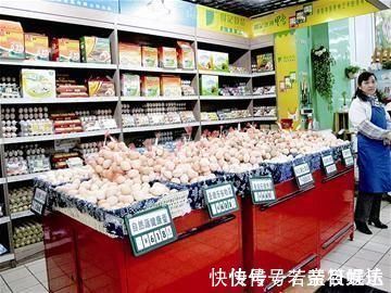 店员|孩子在超市里打碎一盒鸡蛋，店员要求10倍赔偿，母亲的做法被称赞