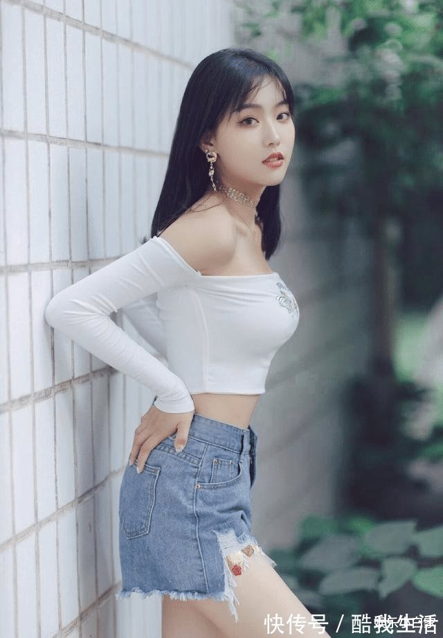 烟火|白色高腰肚脐紧身t恤搭配牛仔短裤，美观精致，不吃烟火