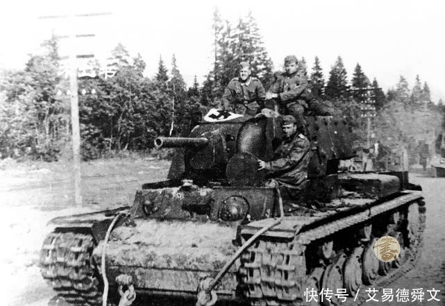 战争|苏德战争老照片：镜头下疯狂入侵的德军，苏联村庄陷入一片火海