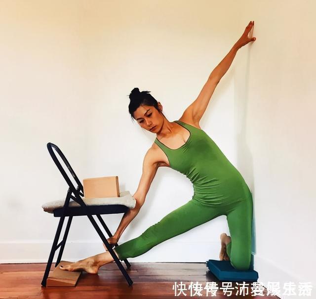 左脚|如果你既想瘦腰又想抹平小肚子,就不要错过这5个瑜伽动作