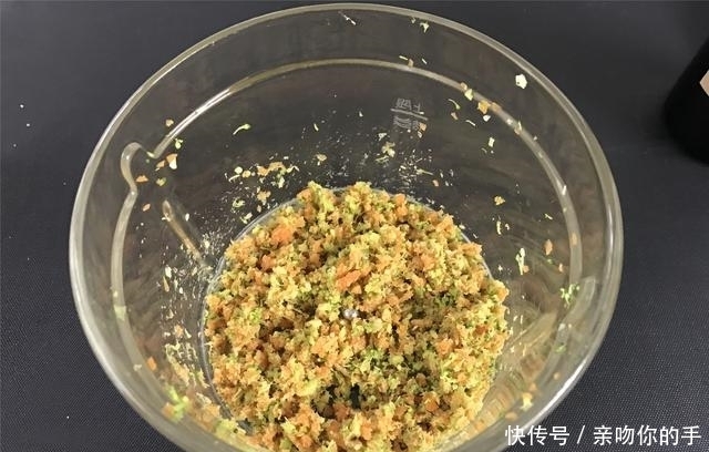 剩米饭新吃法,如此做,孩子三天两头就想吃,连吃3个才过瘾!