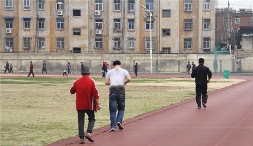 睡眠质量|跑步好处太多了,到底是夜跑好,还是晨跑好?医生一文解释清楚