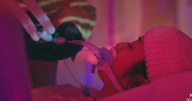 《顶楼2》：按警铃的是周丹泰 ，补刀也是他，拔掉氧气管还是他？