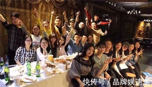 妈妈带9岁儿子参加同学聚会，回家后想看合照，发现已被踢出群聊