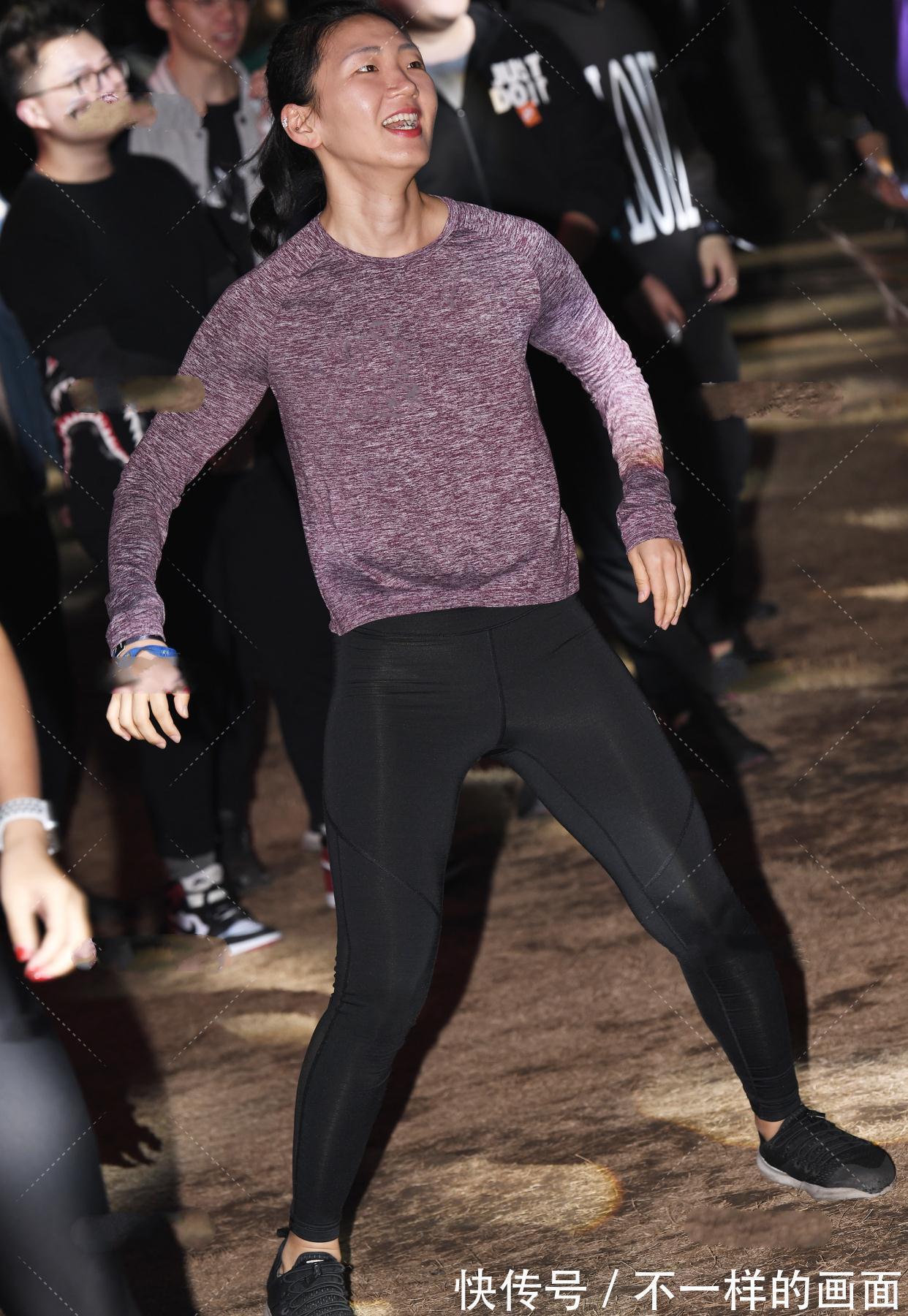 运动装|黑色紧身瑜伽裤搭配灰紫色上衣,低调性感,休闲舒适的运动装