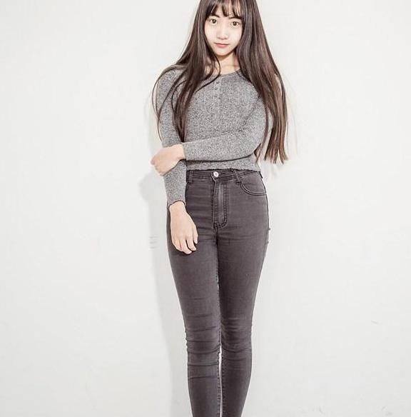 紧身牛仔裤|牛仔裤美女的时尚搭配更能展现身材曲线
