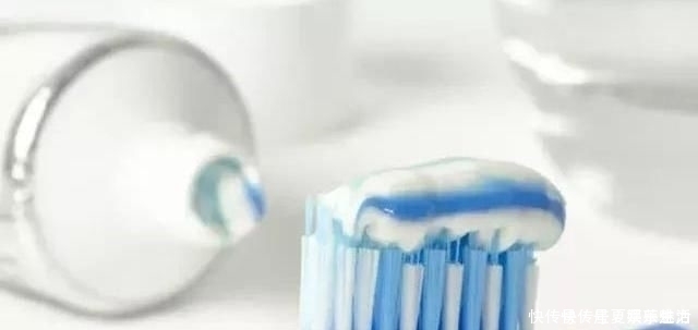 把牙膏挤一点抹在脚趾上,看完你会感谢我的,不知道的人太多了