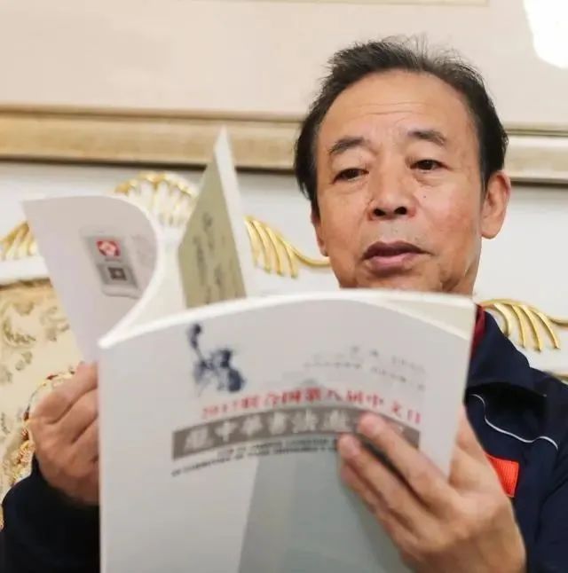 中华字@曾如日中天的硬笔书法先驱庞中华,销声匿迹多年后,如今怎样了?