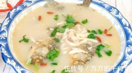 炖鱼时，教你一招去腥妙招，只需加一勺此料，鱼肉鲜美腥味全无