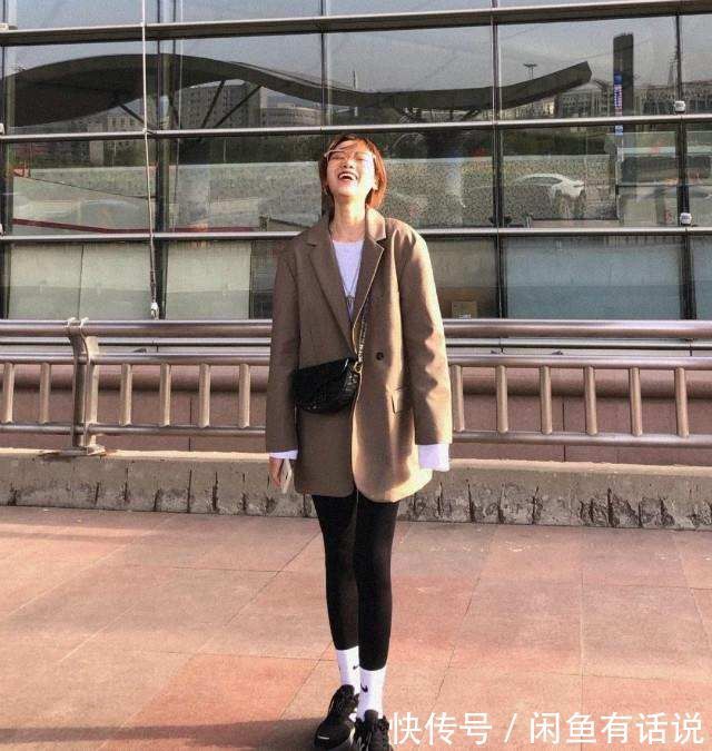 时髦 40岁女人想在冬天赶时髦,就从鲨鱼裤+老爹鞋开始,保暖还显身材