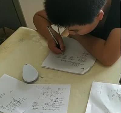 规矩|“学霸草稿纸”火了,老师坦言孩子自不自律,看草稿纸就懂了