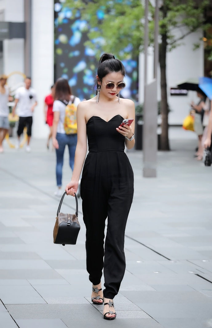 清新|街拍:温文尔雅的美女,裙子的清新风格,简单的外搭更是含而不露